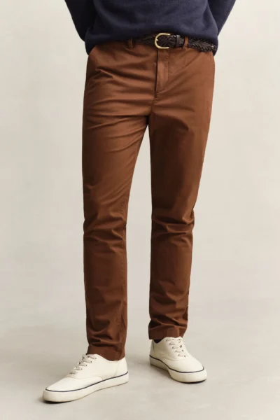 Κλασικό παντελόνι chino σε στενή γραμμή με στάμπα slim fit-καφε