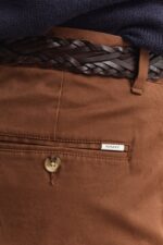 Κλασικό παντελόνι chino σε στενή γραμμή με στάμπα slim fit-καφε